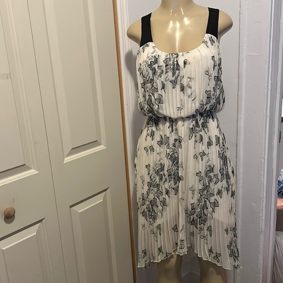 JESSICA SIMPSONS  PLEADED DRESS SIZE 8 - Picture 1 of 6